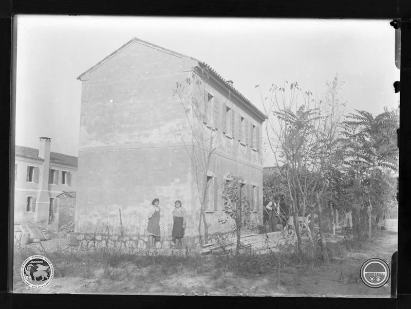 1938 10 10 Santa Margherita d&#039;Adige COSTRUZIONE RICOVERI id_38043 3 cm_13x18 lastra